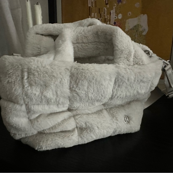 Lululemon Fleece Quilted Tote Mini - Bone 5L - Picture 2 of 7